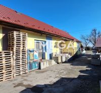 NA PREDAJ  Zabehnutá prevádzka v obci Kamenica nad Cirochou - Obchodné priestory v Kamenici nad Cirochou na Osloboditeľov 193 s uskladnenými paletami a materiálom.