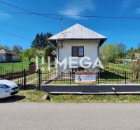 EXKLUZÍVNE NA PREDAJ  dom - chalupa v Zbudskej Belej - Rodinný dom v Zbudskej Belej na Zbudskej Belej s bielym autom pred bránou.