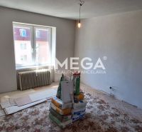 EXKLUZÍVNE NA PREDAJ 2 izbový byt na Palárikovej ulici v SV - Prázdna izba v 2-izbovom byte s materiálmi na renováciu.