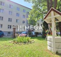 REZERVOVANÉ - NA PRENÁJOM - 2 izbový BYT v meste Humenné - Budova na Puškinovej ulici 1718/12 v Humennom obklopená zeleňou a kvetmi.