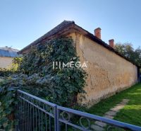 Stavebný  pozemok so starým domom, Belá nad Cirochou - Stará budova pokrytá brečtanom na Vihorlatskej ulici v Belá nad Cirochou, pozemky - bývanie.
