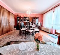 SKVELÁ CENA - výnimočný  rodinný dom, Kamenica nad Cirochou - Jedáleň v rodinnom dome s dekoratívnym stolom, kvetmi a záclonami.