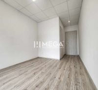 Na prenájom moderná kancelária, Prešov, Strojnícka ul. - Kancelárie s podlahou s dreveným dekorom a bielymi stenami.
