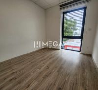 Na prenájom moderná kancelária, Prešov, Strojnícka ul. - Kancelária s podlahou s dreveným dekorom a veľkým oknom, jednoduchý interiér.