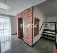 Na prenájom moderná kancelária, Prešov, Strojnícka ul. - Chodba v kancelárii s výťahom, schodiskom a zavesenou stenou s vešiakmi.