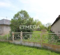 NA PREDAJ: Stavebný pozemok – Senné (okres Michalovce) - Exteriér v Sennom so starším plotom a dvoma domami, pozemky - bývanie.