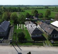NA PREDAJ: Stavebný pozemok – Senné (okres Michalovce) - Letecký pohľad na domy a záhrady v Senne vhodné pre Pozemky - bývanie.
