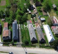 NA PREDAJ: Stavebný pozemok – Senné (okres Michalovce) - Letecký pohľad na pozemky na bývanie v Sennom so záhradami a domami.