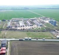 NA PREDAJ EXKLUZÍVNE: Lukratívny pozemok 6 086m2 – Hriadky (okres TV)  - Letecký pohľad na výrobné priestory v Hriadkach obklopené poľami a komunikáciou.