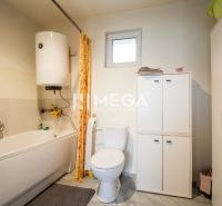 NA PREDAJ EXKLUZÍVNE: Rodinný dom s veľkým pozemkom - Veľká Ida - Kúpeľňa v rodinnom dome so sanitárnym vybavením a úložnými skrinkami.