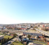 NA PRENÁJOM TOP PRIESTOR 70m2 - SUPER VÝHĽAD v meste HUMENNÉ - Panoráma mesta Humenné s pohľadom na Štefánikovu ulicu a okolité obchodné priestory.