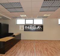 NOVÁ ZNÍŽENÁ CENA NA PRENÁJOM PRIESTOR 108,5 m² v OC Avenue - Interiér obchodného priestoru s čiernym pultom a podlahou s dreveným dekorom.