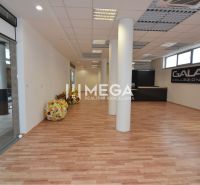 NOVÁ ZNÍŽENÁ CENA NA PRENÁJOM PRIESTOR 108,5 m² v OC Avenue - Obchodné priestory s podlahou s dreveným dekorom a sklenenou stenou, zdobené kvetinovými dekoráciami.