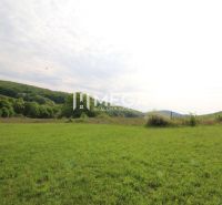 NA PREDAJ POZEMOK V LONE PRÍRODY - VYŠNÝ KAZIMÍR 1196 m² - Krásna zelená plocha pozemku v obci Vyšný Kazimír pre bývanie s kopcovitým okolím.