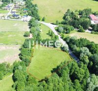 NA PREDAJ POZEMKY NA MIERU už od 1000 m²  - obec PTIČIE - Letecký pohľad na pozemky - bývanie v Ptičí, obkolesené zeleňou a cestou.