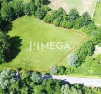 NA PREDAJ POZEMKY NA MIERU už od 1000 m² - obec PTIČIE - Letecký pohľad na pozemok určený na bývanie v Ptičí obklopený zeleňou.
