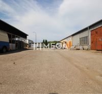 FLEXIBILNÝ PRENÁJOM HALY V HUMENNOM – od 600€ až 300 m² - Exteriér skladov a hál na Fidlikovej ulici v Humennom s parkovanými vozidlami.