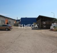 FLEXIBILNÝ PRENÁJOM HALY V HUMENNOM – od 600€ až 300 m² - Areál skladov a hál v Humennom na Fidlikovej ulici so zaparkovaným autom.