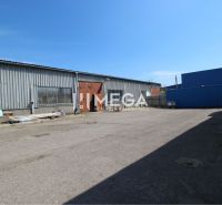 FLEXIBILNÝ PRENÁJOM HALY V HUMENNOM – od 600€ až 300 m² - Sklady a haly na Fidlikovej ulici v Humennom so skladovaným materiálom a zaparkovaným autom.