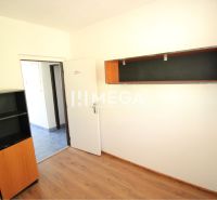 PRENÁJOM KANCELÁRII 40 m² BEZ DEPOZITU - Chemlonská HUMENNÉ - Izba s policami, bielymi stenami a podlahou s dreveným dekorom v Kancelárii.