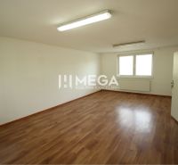 PRENÁJOM KANCELÁRII 40 m² BEZ DEPOZITU - Chemlonská HUMENNÉ - Priestranné kancelárie s podlahou s dreveným dekorom, biele steny a okná.