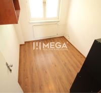 PRENÁJOM KANCELÁRII 40 m² BEZ DEPOZITU - Chemlonská HUMENNÉ - Kancelárie s podlahou s dreveným dekorom, bielymi stenami a oknom.
