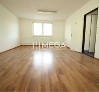 PRENÁJOM KANCELÁRII 40 m² BEZ DEPOZITU - Chemlonská HUMENNÉ - Kancelárie s bielymi stenami a podlahou s dreveným dekorom, prázdny priestor bez nábytku.