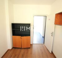PRENÁJOM KANCELÁRII 40 m² BEZ DEPOZITU - Chemlonská HUMENNÉ - Interiér kancelárií s podlahou s dreveným dekorom a skrinkami.