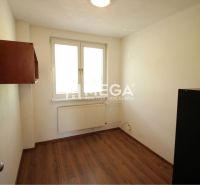 PRENÁJOM KANCELÁRII 40 m² BEZ DEPOZITU - Chemlonská HUMENNÉ - Izba v kancelárii s podlahou s dreveným dekorom, bielymi stenami a nástennou skrinkou.