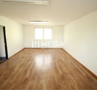 PRENÁJOM KANCELÁRII 40 m² BEZ DEPOZITU - Chemlonská HUMENNÉ - Interiér kancelárie so podlahou s dreveným dekorom a veľkým oknom.