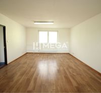 PRENÁJOM KANCELÁRII 40 m² BEZ DEPOZITU - Chemlonská HUMENNÉ - Priestranná kancelária s podlahou s dreveným dekorom a bielymi stenami.