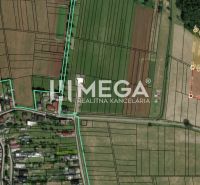 NA PREDAJ TRI INVESTIČNÉ POZEMKY CENA 18€/m² - LACKOVCE - Letecký pohľad na poľnohospodárske a lesné pozemky v Lackovciach s vyznačenými hranicami.