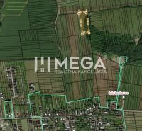 NA PREDAJ TRI INVESTIČNÉ POZEMKY CENA 18€/m² - LACKOVCE - Letecká mapa ukazuje poľnohospodárske a lesné pozemky v Lackovciach s obrysmi parciel.