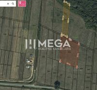 NA PREDAJ TRI INVESTIČNÉ POZEMKY CENA 18€/m² - LACKOVCE - Letecký pohľad na poľnohospodárske a lesné pozemky v Lackovciach s vyznačenými parcelami.