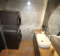 REZERVOVANÝ PRÉMIOVÝ 3-IZBOVÝ BYT S VÝHĽADOM 77 m² v Humennom - Kúpeľňa v 3-izbovom byte s práčkou, umývadlom a podlahou s dreveným dekorom.