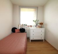 REZERVOVANÝ PRÉMIOVÝ 3-IZBOVÝ BYT S VÝHĽADOM 77 m² v Humennom - Jednoduchá spálňa s podlahou s dreveným dekorom v 3-izbovom byte.