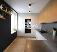 REZERVOVANÝ PRÉMIOVÝ 3-IZBOVÝ BYT S VÝHĽADOM 77 m² v Humennom - Kuchyňa v 3-izbovom byte s podlahou s dreveným dekorom a modernými spotrebičmi.
