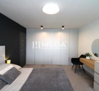 REZERVOVANÝ PRÉMIOVÝ 3-IZBOVÝ BYT S VÝHĽADOM 77 m² v Humennom - Spálňa v 3-izbovom byte so skriňou a toaletným stolíkom, jemné farebné ladenie.