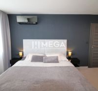 REZERVOVANÝ PRÉMIOVÝ 3-IZBOVÝ BYT S VÝHĽADOM 77 m² v Humennom - Spálňa s manželskou posteľou, tmavosivou stenou a klimatizáciou v 3-izbovom byte.