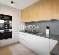 REZERVOVANÝ PRÉMIOVÝ 3-IZBOVÝ BYT S VÝHĽADOM 77 m² v Humennom - Kuchyňa v 3-izbovom byte s podlahou s dreveným dekorom a zabudovanými spotrebičmi.