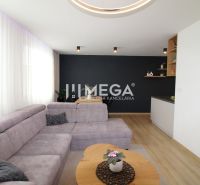 REZERVOVANÝ PRÉMIOVÝ 3-IZBOVÝ BYT S VÝHĽADOM 77 m² v Humennom - Obývačka v 3-izbovom byte s pohodlnou sedačkou a podlahou s dreveným dekorom.