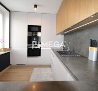 REZERVOVANÝ PRÉMIOVÝ 3-IZBOVÝ BYT S VÝHĽADOM 77 m² v Humennom - Kuchyňa v 3-izbovom byte s bielymi skrinkami a podlahou s dreveným dekorom.