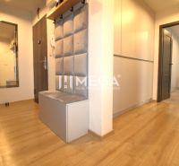 REZERVOVANÝ PRÉMIOVÝ 3-IZBOVÝ BYT S VÝHĽADOM 77 m² v Humennom - Interiér 3-izbového bytu s podlahou s dreveným dekorom a šatníkovými skriňami.