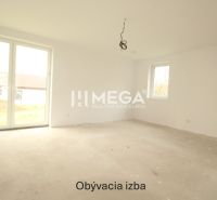 NA PREDAJ: 4-izbová NOVOSTAVBA v blízkosti Košíc - Priestranná obývacia izba v rodinnom dome s veľkými oknami a bielymi stenami.