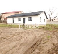 NA PREDAJ: 4-izbová NOVOSTAVBA v blízkosti Košíc - Rodinný dom vo Vajkovciach s jednoduchou bielou fasádou a oplotenou záhradou.