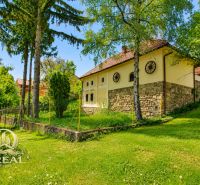 **Chalupa s dušou, jedinečná atmosféra, historický dom** - Chata v Lubine, obklopená zeleňou, s kamennými základmi a stromami v okolí.