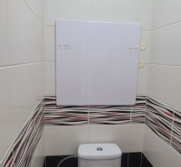 Prenájom 2-izbového bytu na hlinách v Trnave - WC s keramickými obkladmi v 2-izbovom byte, biela a čierna farba.