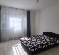 Prenájom 2-izbového bytu na hlinách v Trnave - Svetlá spálňa s posteľou a podlahou s dreveným dekorom v 2-izbovom byte.