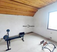 NA PREDAJ rodinný dom Hrnčiarska Ves okr.POLTÁR - Izba s posilňovacím vybavením a dreveným stropom v rodinnom dome.