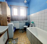 NA PREDAJ rodinný dom Hrnčiarska Ves okr.POLTÁR - Kúpeľňa v rodinnom dome s vaňou a práčkou, svetlomodré steny, jednoduché obklady.